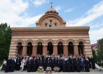 LA CATEDRALA DIN TÂRGOVIȘTE, ABSOLVENȚII FACULTĂȚII DE TEOLOGIE ȘI STIINȚELE EDUCAȚIEI, PROMOȚIA 2023, AU DEPUS JURĂMÂNTUL DE CREDINȚĂ
