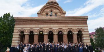 LA CATEDRALA DIN TÂRGOVIȘTE, ABSOLVENȚII FACULTĂȚII DE TEOLOGIE ȘI STIINȚELE EDUCAȚIEI, PROMOȚIA 2023, AU DEPUS JURĂMÂNTUL DE CREDINȚĂ