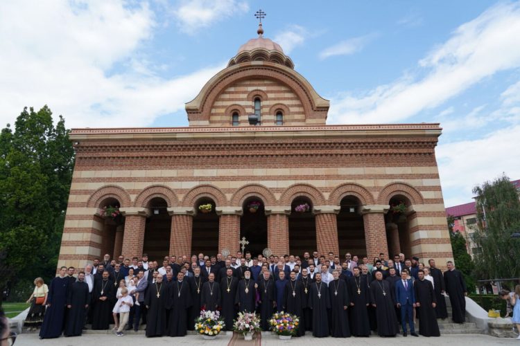 LA CATEDRALA DIN TÂRGOVIȘTE, ABSOLVENȚII FACULTĂȚII DE TEOLOGIE ȘI STIINȚELE EDUCAȚIEI, PROMOȚIA 2023, AU DEPUS JURĂMÂNTUL DE CREDINȚĂ