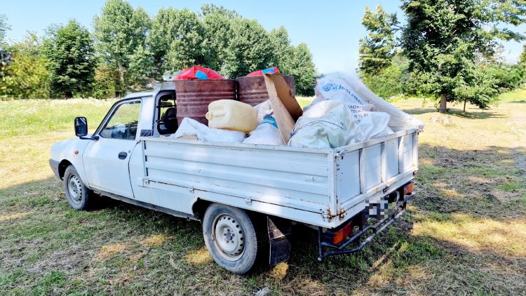 Un bărbat a fost sancționat cu amendă de 30.000 lei pentru aruncarea de deșeuri periculoase pe un teren agricol