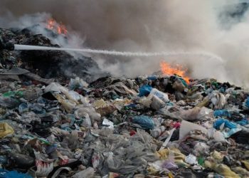 Video- Intervenție în cazul unui incendiu produs la o groapă de gunoi în orașul Titu