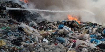 Video- Intervenție în cazul unui incendiu produs la o groapă de gunoi în orașul Titu