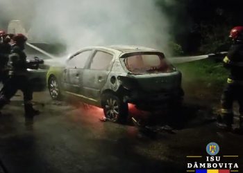 Intervenție în cazul unui incendiu produs la un autoturism în municipiul Târgoviște, cartier CFR