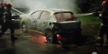 Intervenție în cazul unui incendiu produs la un autoturism în municipiul Târgoviște, cartier CFR