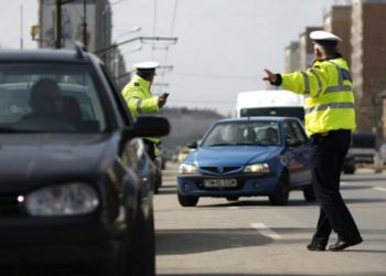 La sfârșit de săptămână, polițiștii dâmbovițeni au aplicat 604 sancțiuni contravenționale, au retras 20 de certificate de înmatriculare, au reținut 51 de permise de conducere și au testat peste 200 de conducători auto pentru depistarea consumului de alcool sau droguri la volan