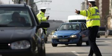 La sfârșit de săptămână, polițiștii dâmbovițeni au aplicat 604 sancțiuni contravenționale, au retras 20 de certificate de înmatriculare, au reținut 51 de permise de conducere și au testat peste 200 de conducători auto pentru depistarea consumului de alcool sau droguri la volan