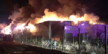 VIDEO/ Incendiu izbucnit la o hală și la o clădire învecinată în Comuna Crevedia, sat Dârza