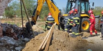 Mătăsaru – sat Poroinica – din primele date – un bărbat de 57 de ani ar fi fost prins sub zidul unei clădiri la care s-ar fi efectuat lucrări de renovare.