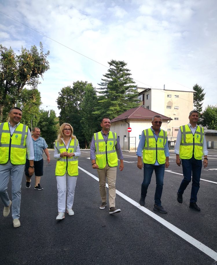 Regenerare urbană! Parcarea de pe strada Virgil Drăghiceanu finalizată sau ce se poate face pe locul unui fost punct termic!