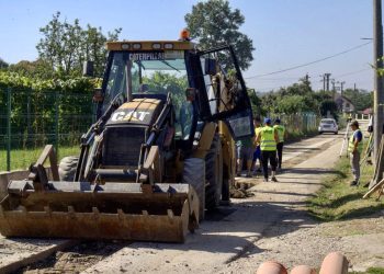 Se lucrează în forță la extinderea rețelei de canalizare din comuna Aninoasa