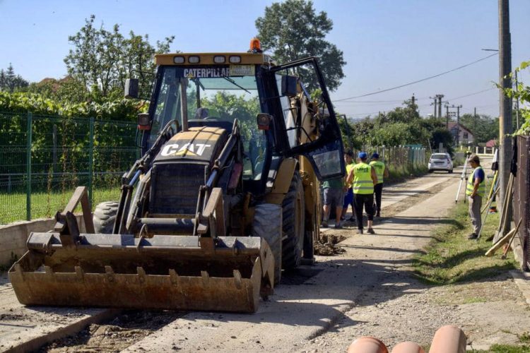 Se lucrează în forță la extinderea rețelei de canalizare din comuna Aninoasa