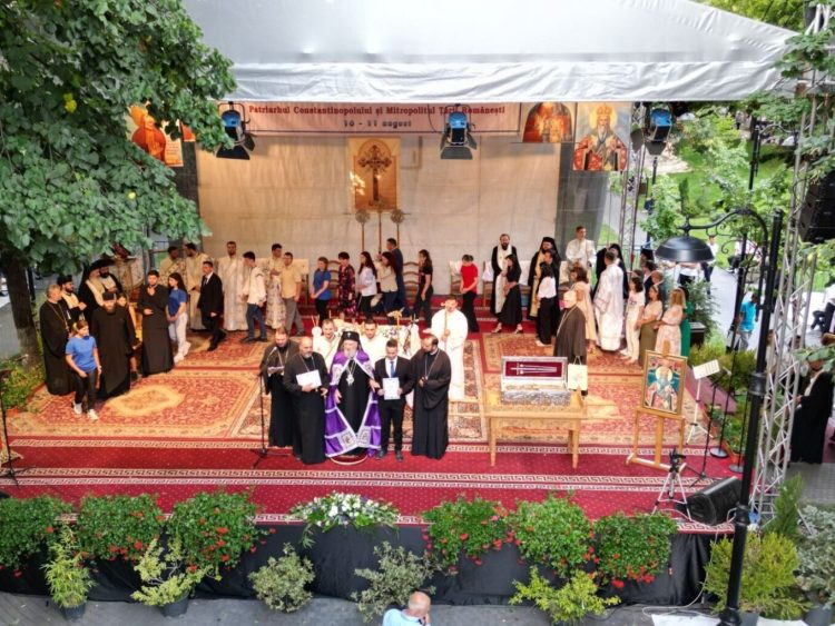 LA TÂRGOVIȘTE, APROAPE 4.000 DE TINERI AU LUAT PARTE LA DESCHIDEREA SĂRBĂTORII SFÂNTULUI IERARH NIFON, PATRIARHUL CONSTANTINOPOLULUI ŞI MITROPOLITUL ŢĂRII ROMÂNEŞTI