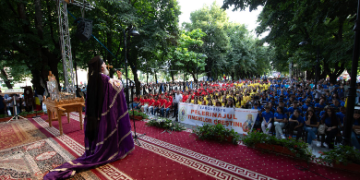 VIDEO – LA TÂRGOVIȘTE, APROAPE 4.000 DE TINERI AU LUAT PARTE LA DESCHIDEREA SĂRBĂTORII SFÂNTULUI IERARH NIFON, PATRIARHUL CONSTANTINOPOLULUI ŞI MITROPOLITUL ŢĂRII ROMÂNEŞTI