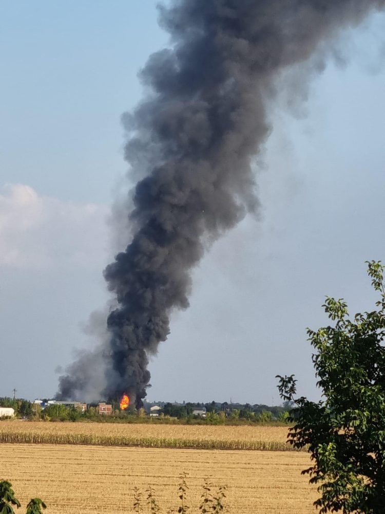 Explozie urmată de incendiu la o stație GPL din localitatea Crevedia