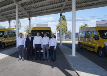 Elevii din trei localități dâmbovițene vor beneficia de microbuze școlare noi