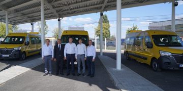 Elevii din trei localități dâmbovițene vor beneficia de microbuze școlare noi