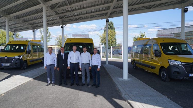 Elevii din trei localități dâmbovițene vor beneficia de microbuze școlare noi