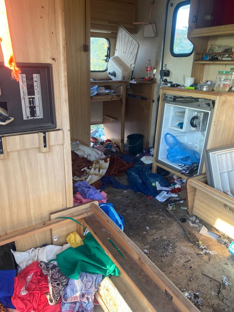Caz revoltător la Butimanu! Rulota unei Bătrâne a fost vandalizată!