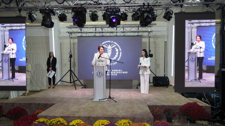 Deputat Carmen Holban: „Am avut plăcerea de a premia aseară, la cea de-a XXX-a ediție a Topului Firmelor din Dâmbovița, perfomerii din categoria Industrie”