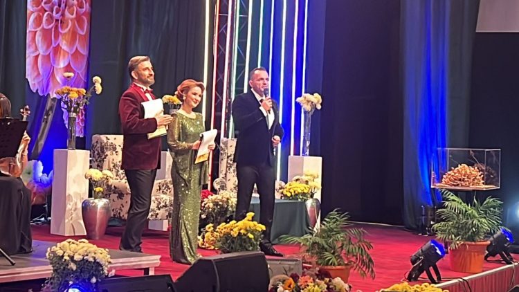 Festivalul Național de Romanțe Crizantema de Aur 2023, ediția a 56 -a, prima zi: Concurs de interpretare, lansări de CD-uri, recitaluri, medalioane omagiale Ciprian Porumbescu și Sabin Păutza!