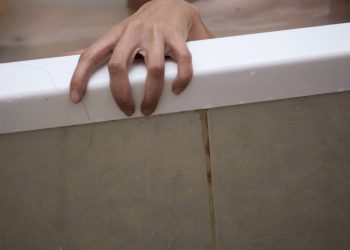 O minoră de 13 ani din Selaru, ar fi fost găsită inconștientă în baia locuinței