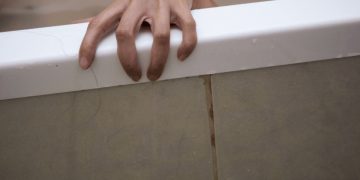 O minoră de 13 ani din Selaru, ar fi fost găsită inconștientă în baia locuinței