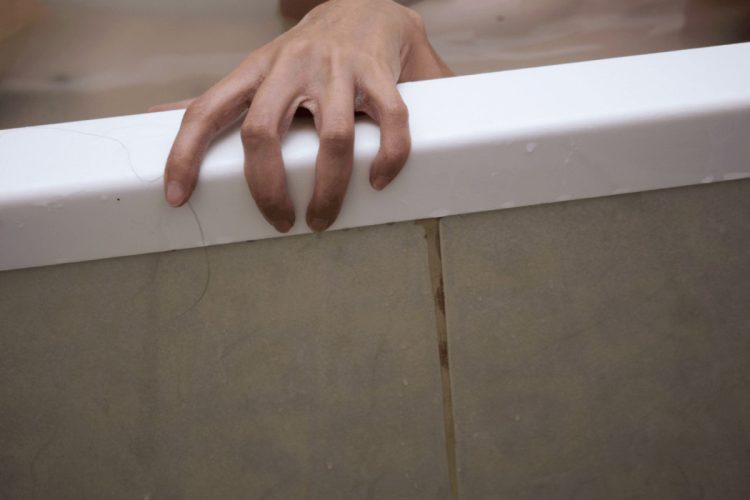O minoră de 13 ani din Selaru, ar fi fost găsită inconștientă în baia locuinței