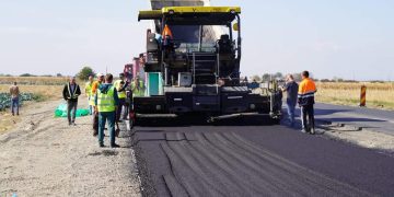 Lucrările pe DN 7 Bâldana – Titu, în plină desfășurare. S-a turnat deja primul strat de asfalt