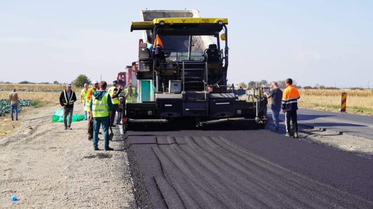 Lucrările pe DN 7 Bâldana – Titu, în plină desfășurare. S-a turnat deja primul strat de asfalt