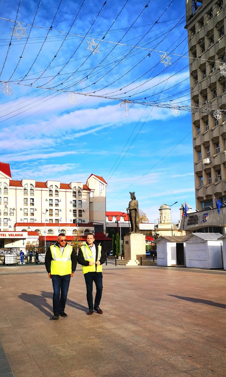 Vezi când se aprind luminițele de Crăciun!