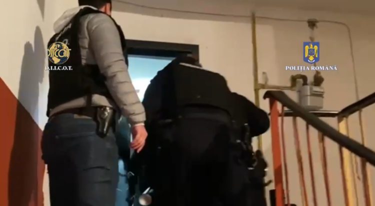 VIDEO-CERCETAȚI PENTRU TRAFIC DE PERSOANE ȘI PROXENETISM