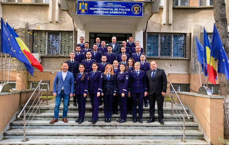 Cu prilejul Zilei Naționale a României, 52 de polițiști din cadrul Inspectoratului de Poliţie Judeţean Dâmboviţa au fost avansaţi înainte de termen în gradul profesional următor