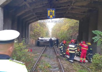 Intervenție în cazul unui eveniment rutier în localitatea Adânca, unde un autoturism a căzut de pe pod pe calea ferată.