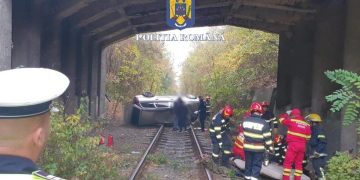 Intervenție în cazul unui eveniment rutier în localitatea Adânca, unde un autoturism a căzut de pe pod pe calea ferată.
