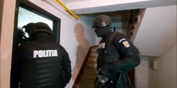 Șapte mandate de percheziție domiciliară puse în aplicare și patru persoane reținute într-un dosar penal instrumentat de polițiștii din cadrul Biroului de Investigații Criminale Târgoviște