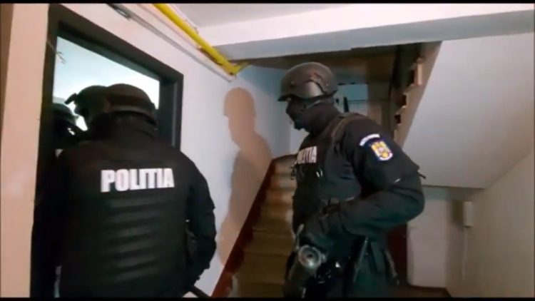 Șapte mandate de percheziție domiciliară puse în aplicare și patru persoane reținute într-un dosar penal instrumentat de polițiștii din cadrul Biroului de Investigații Criminale Târgoviște