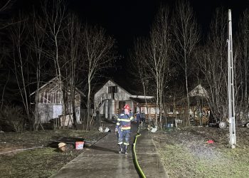 Intervenție în cazul unui incendiu produs la o anexă gospodărească în localitatea Vulcana-Băi.