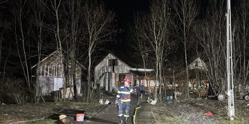 Intervenție în cazul unui incendiu produs la o anexă gospodărească în localitatea Vulcana-Băi.