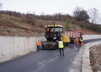 Drumul Județean DJ 712 A, care leagă localitățile Runcu și Râu Alb,  aproape de finalizare.