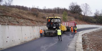 Drumul Județean DJ 712 A, care leagă localitățile Runcu și Râu Alb,  aproape de finalizare.