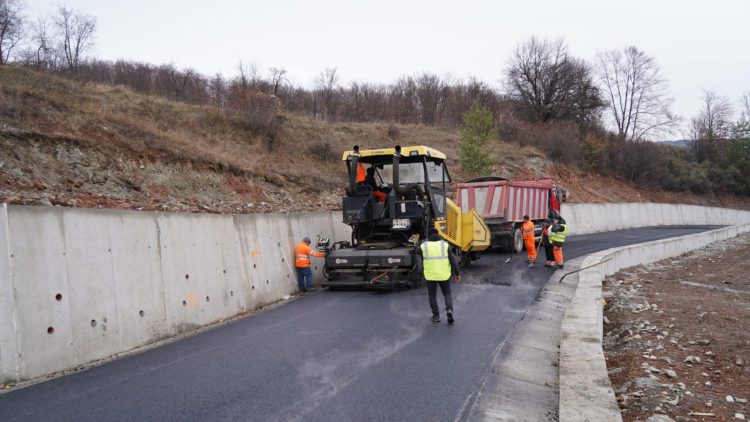 Drumul Județean DJ 712 A, care leagă localitățile Runcu și Râu Alb,  aproape de finalizare.