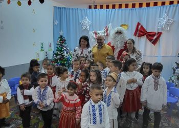 FOTO-Moș Crăciun a ajuns la copiii din comuna Butimanu!