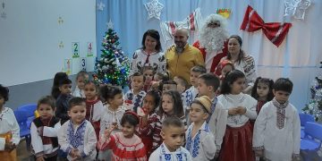 FOTO-Moș Crăciun a ajuns la copiii din comuna Butimanu!