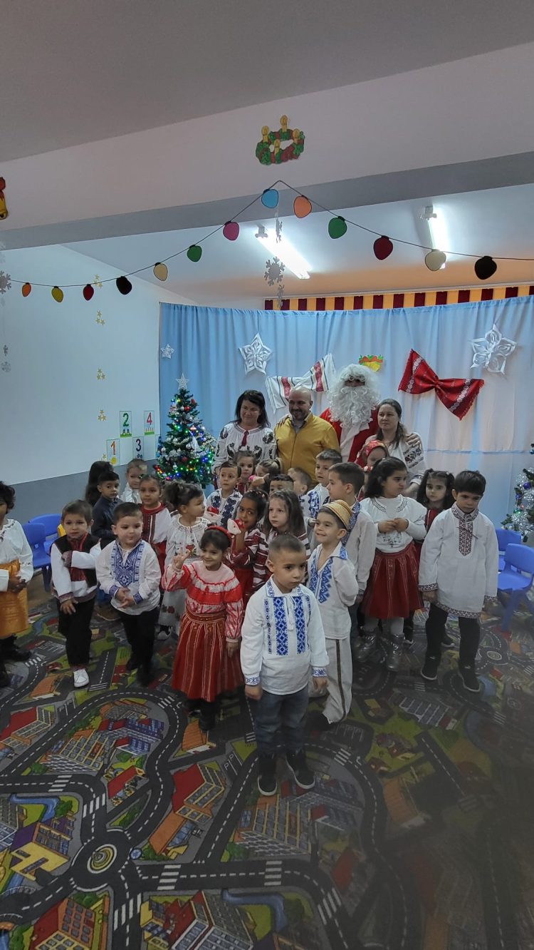 FOTO-Moș Crăciun a ajuns la copiii din comuna Butimanu!