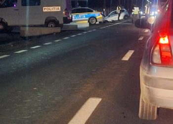 O șoferiță în vârstă de 36 de ani a pierdut controlul volanului și a intrat într-un șanț