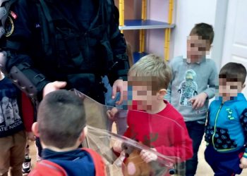Jandarmii dâmbovițeni în vizită la Grădinița “Văcărescu Natalia” din Dealu Frumos, în săptămâna „Școala Altfel”