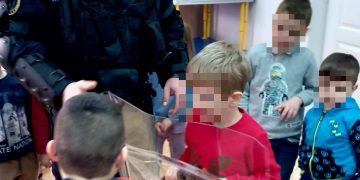 Jandarmii dâmbovițeni în vizită la Grădinița “Văcărescu Natalia” din Dealu Frumos, în săptămâna „Școala Altfel”