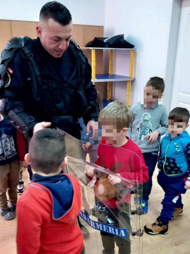 Jandarmii dâmbovițeni în vizită la Grădinița “Văcărescu Natalia” din Dealu Frumos, în săptămâna „Școala Altfel”