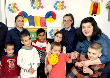 Jandarmii dâmbovițeni, mesagerii lui Moș Crăciun pentru copiii de la Școala Gimnazială Specială Târgovişte