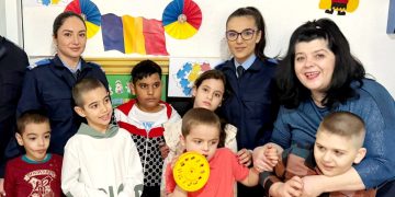 Jandarmii dâmbovițeni, mesagerii lui Moș Crăciun pentru copiii de la Școala Gimnazială Specială Târgovişte